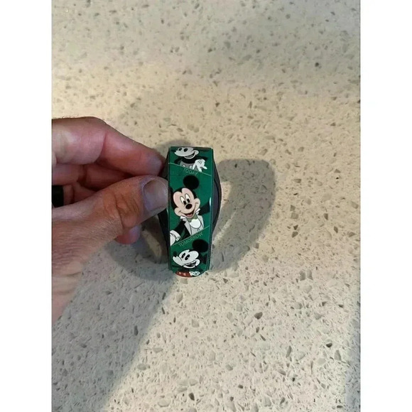 Disney Celebrating 20 Years of Pins Event Magic Band Bg - Picture 3 of 3